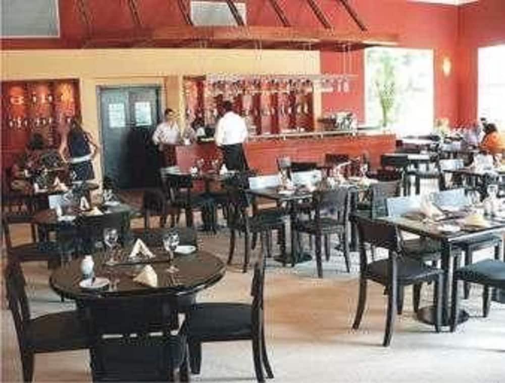 Howard Johnson Pilar Resort Spa & Convention Center Ristorante foto